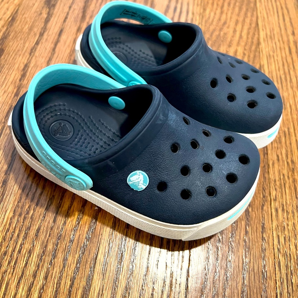 Crocs unisex size 6-7 toddler